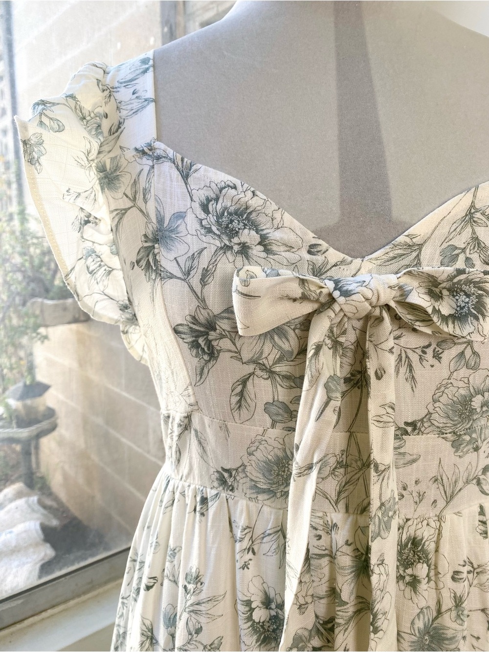 August Sky NWOT Floral Bow Front Flutter Sleeve Midi Dress in Ivory and Sage, L - Picture 4 of 9
